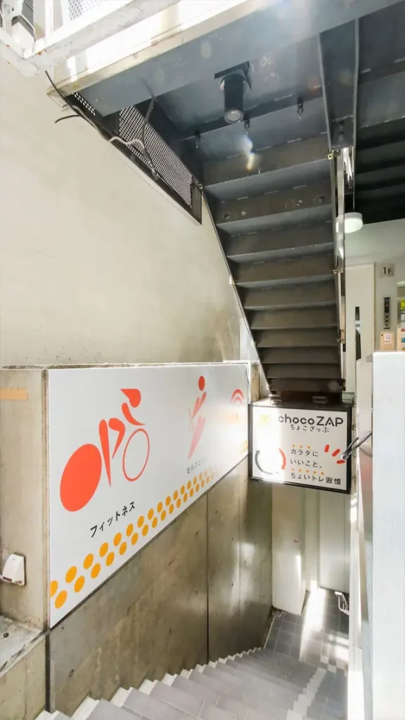 chocoZAP（チョコザップ）所沢店の階段画像